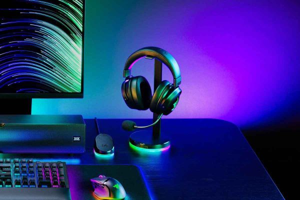 razer-base-station-v2-chroma-headphone-stand-3-scaled