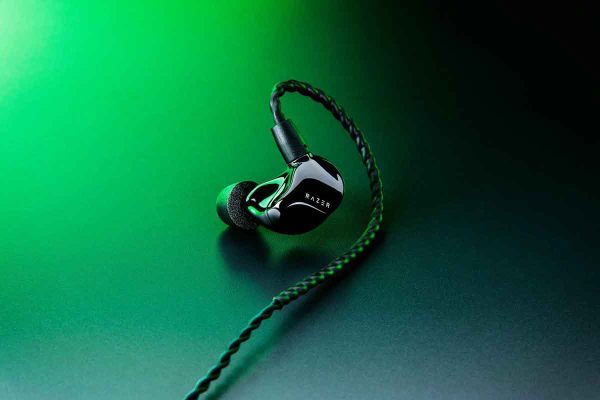 razer-moray-ergonomic-in-ear-monitor-for-all-day-streaming-2-scaled