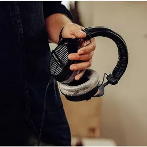 beyerdynamic-dt-990-pro-wired-studio-headphones-3